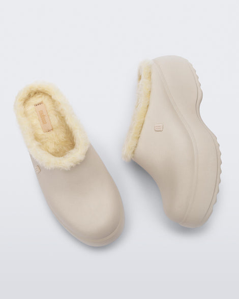 Top and side view of a pair of beige Free Clog Fluffy Platforms with light beige fluffy liner