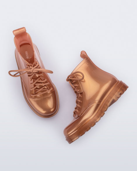 Top and side view of a pair of pearly brown kids Coturno boots