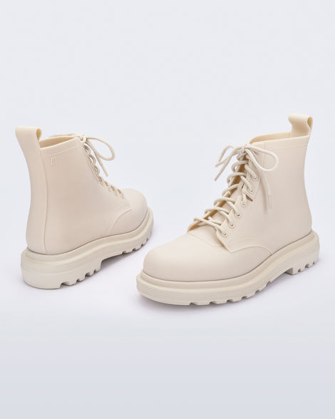 Back and side view of a pair of beige Coturno Soft boots