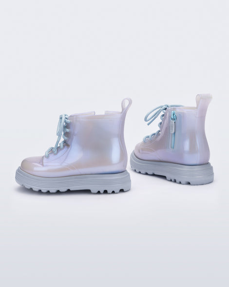 Back and side view of a pair of pearly blue Coturno baby boots with blue laces.