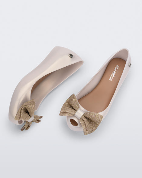 Top and side view of a pair of pearly beige Ultragirl Sweet kids ballerina flats with bow