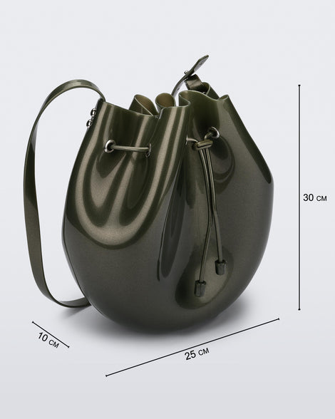 Angled view of a metallic green Sac drawstring bag wit dimensions: 25 cm x 10 cm x 30 cm