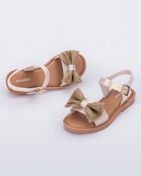 Angled view of a pair of pearly beige Mar Sweet kids sandals