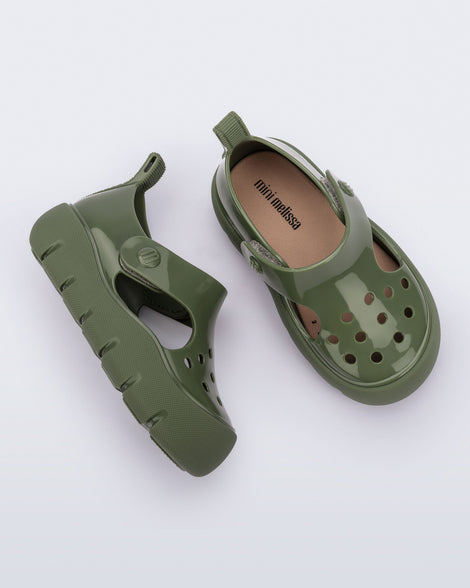 Top and side view of a pair of green Bowie baby sandals.