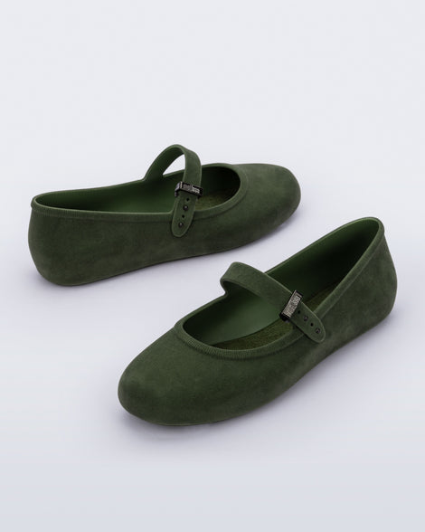 Side angled view of a pair of green Soft Ballerina Velvet flats