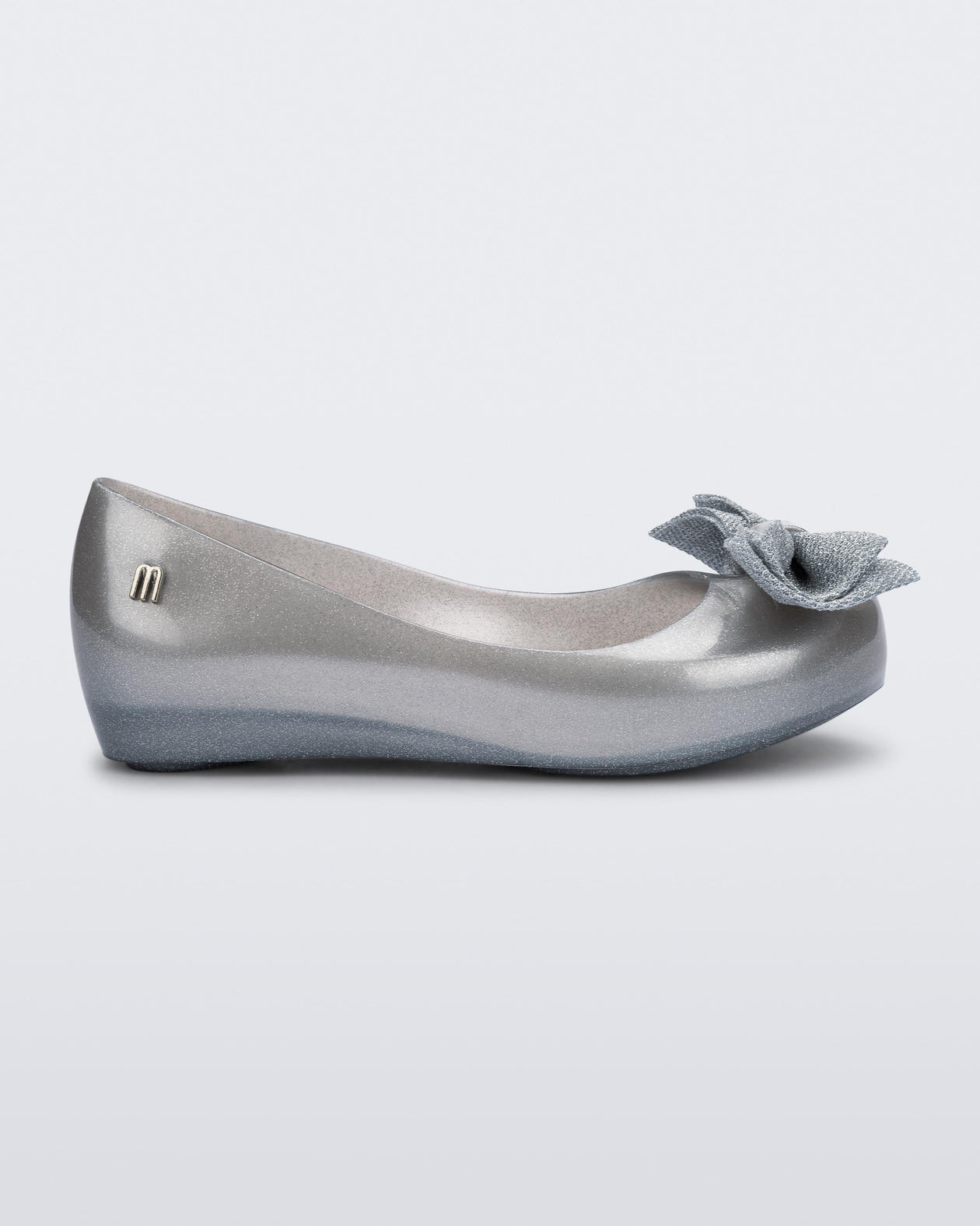 Side view of a pearly silver Ultragirl Sweet kids ballerina flat with bow