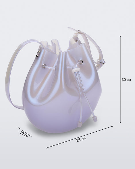 Angled view of a pearly blue Sac drawstring bag wit dimensions: 25 cm x 10 cm x 30 cm